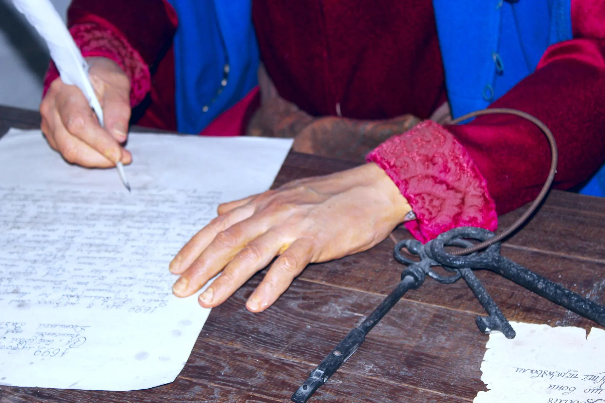 Hands of clerk writing old letter Wax figure of old clerk in museum of Baturin Old Ukrainian clerk with pen in his hand