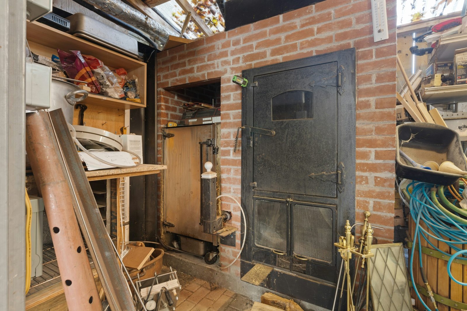 a room filled with lots of different types of items