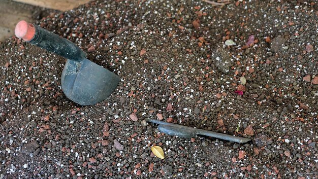 Soil nutrient substrate and a scoop for transplanting potted plants with a composition