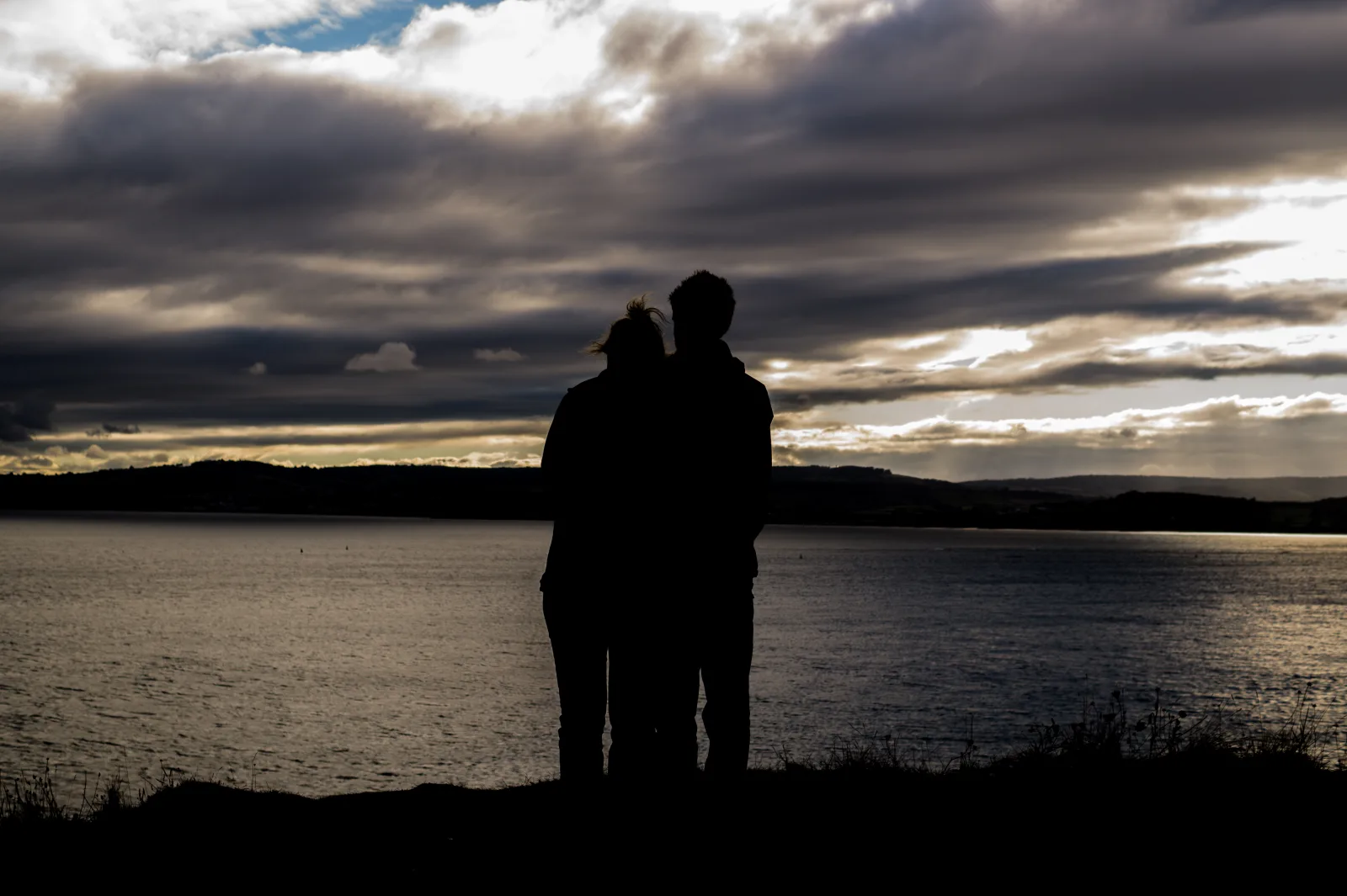 couple-love-romantic-silhouette