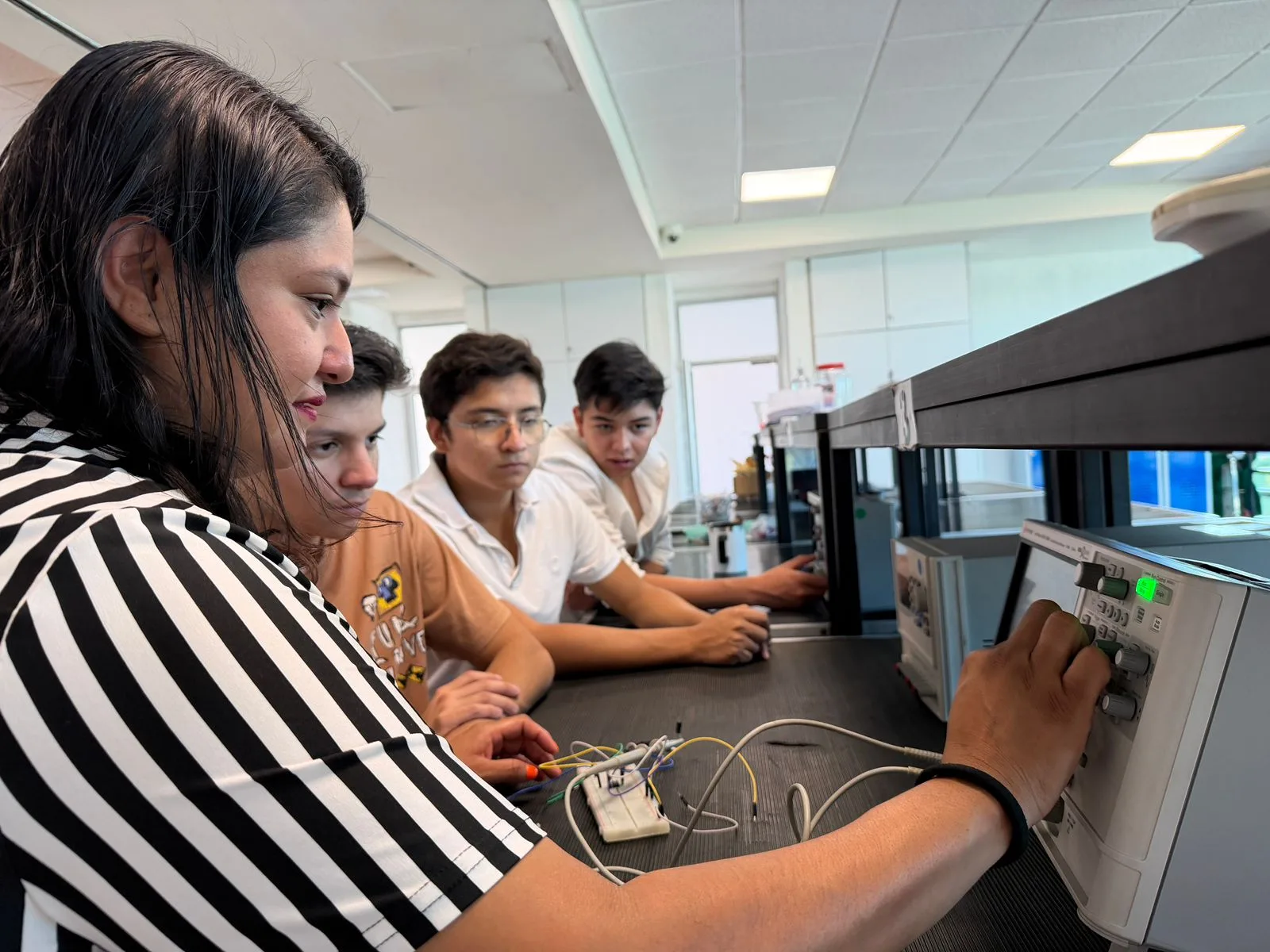 “What I enjoy the most is seeing that moment when my students finally understand something new,” Nélida says with a smile while explaining wave behavior. Her classroom becomes a laboratory of ideas where science is learned through curiosity and teamwork. For her, teaching means inspiring others to believe that yes-they can.
“Lo que más disfruto es ver ese momento en que mis alumnos comprenden algo nuevo”, dice Nélida con una sonrisa mientras explica cómo se comportan las ondas. Su aula se convierte en un laboratorio de ideas, donde la ciencia se aprende con curiosidad y trabajo en equipo. Para ella, enseñar es inspirar a otros a creer que sí se puede.