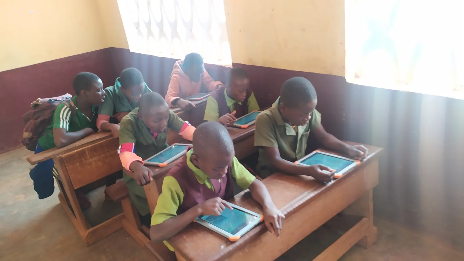 Training sessions of the Wiki Challenge African Schools 2021 in Cameroon.  Training in the digital schools supported by the Orange foundation in Cameroon. Training with teachers about the competition and working sessions with students on how to use the tablets to search on Wikipedia and Vikidia and write articles with Wikifundi.