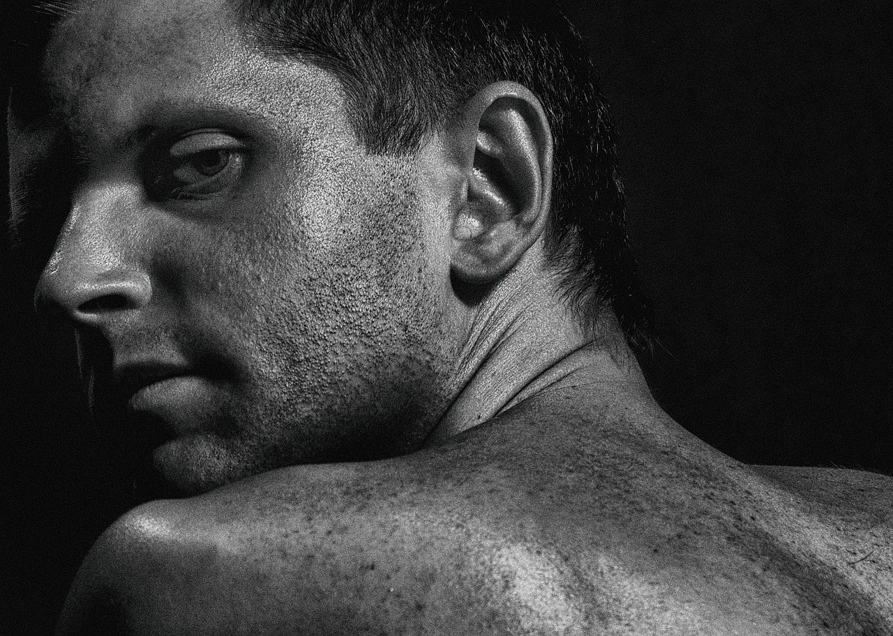 facet, portrait of a man, studio, profile, czarny i biały, large face, adult, pogląd