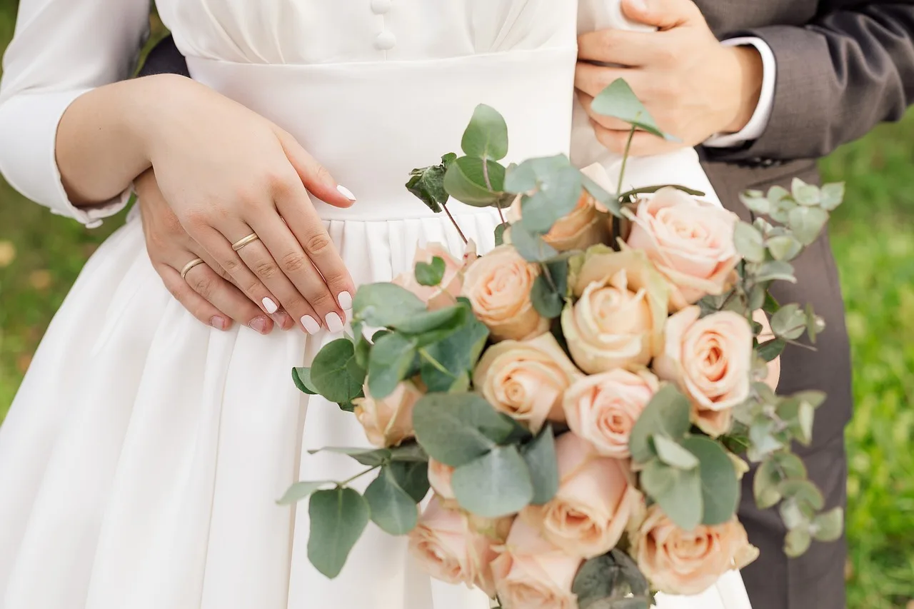 flower, wedding, ring, tapeta w pełnej rozdzielczości, hand, kwiatowy tło, bride, tapeta na mac, tapeta kwiatowa, tapeta 4k 1920x1080, natura, bouquet, tapeta na laptopa, married, couple, darmowe tło, marriage, romance, celebration, diamond, romantic, together, tapeta systemu windows, honeymoon, engagement, fajne tła, matrimony, horizontal, two people, tapeta hd, bridegroom, nail, darmowe tapety, closeup, kwiat tło, tła pulpitu, piękne kwiaty, tapeta 4k, piękna tapeta, celebration event, background, partners