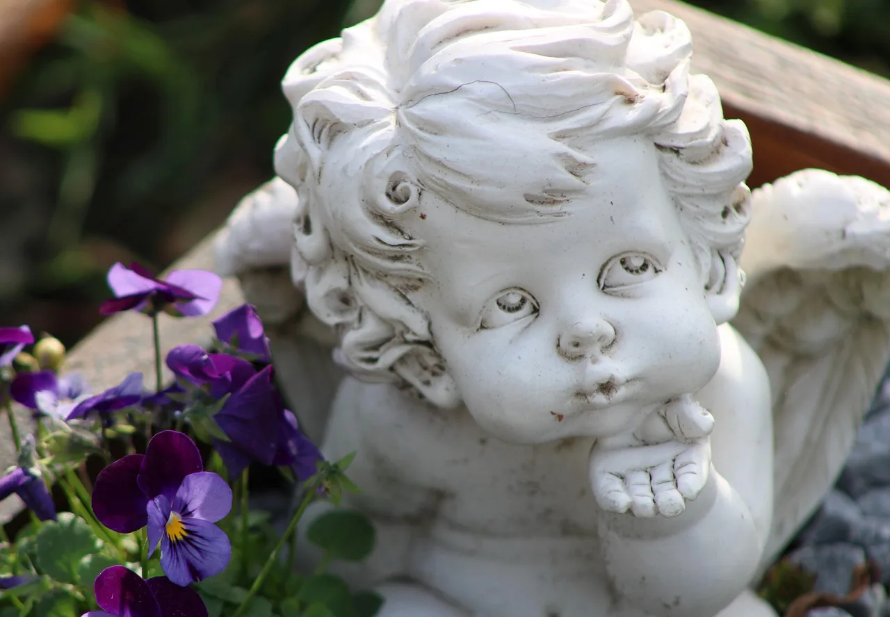 smutek, angel, memory, piękne kwiaty, celebrate, wing, tomb, sit, tapeta kwiatowa, grief, lonely, złóg, grave, cemetery, graves, monument, farewell, die, kwiat tło, figurine, natura, violets, flowers, purple