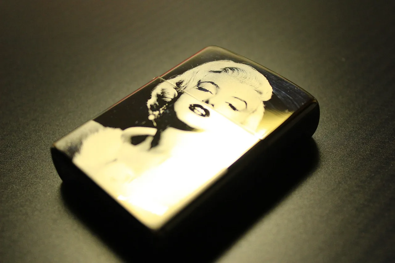 łatwiej, marilyn monroe, czarny