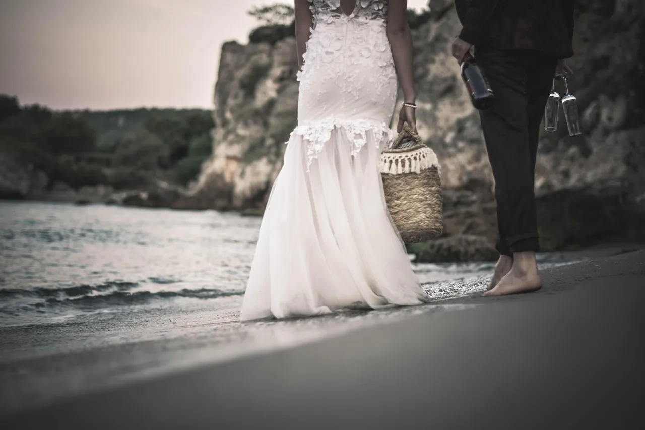 ślub, krawaty, couple, narzeczony, love, people, sukienka, white, spacer, marriage, kobieta, street, chodzić, a, wyszła za mąż, miasto, dwa, young, outdoors, kurtka z futrzanym kapturem, happiness, black, family, romans, dzień, love, love, love, love, love