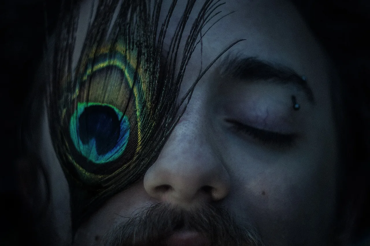 portret, people, facet, mystical, feather, paw, niebieski, low key, ale, moody, dpooky, dark, solitude, sadness, ludzie, osoba, człowiek, twarz, szablon, oczy, oko, eyes, dark, dark, dark, dark, dark