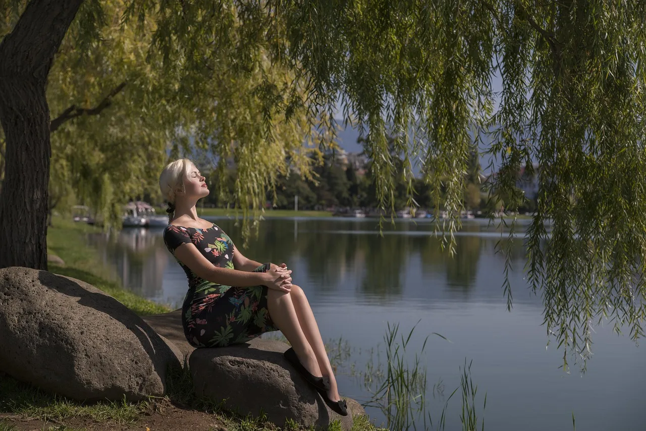 gruzja, batumi, georgia, wierzba płacze, medytacja, na kamieniu, dziewczynka, medytacje, loneliness, samotność, privacy, prywatność, z naturą, podróż, natura, słoneczny, adżaria, słońce, miasto, podróże, krajobraz, ośrodek wczasowy
