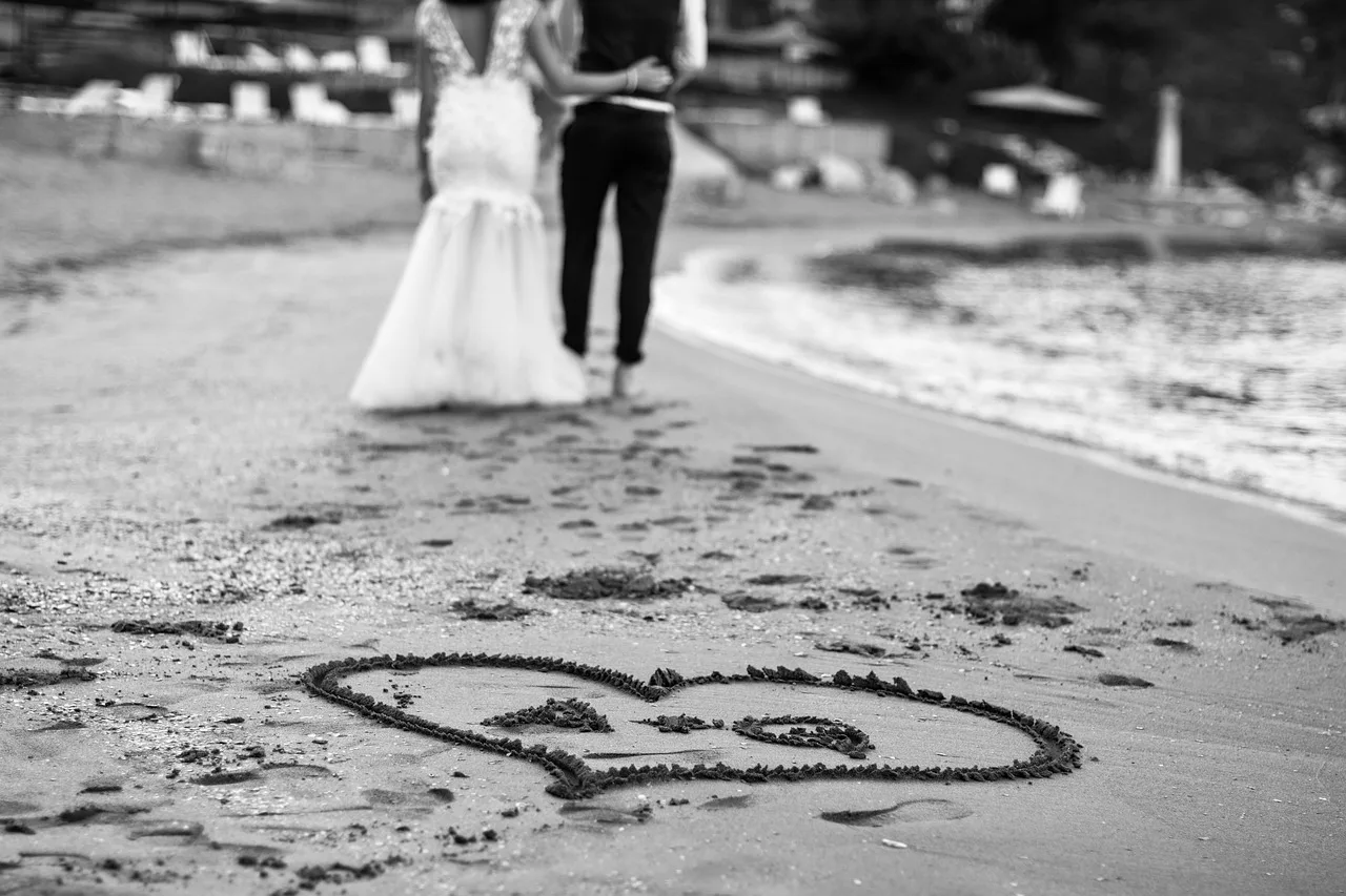 ślub, krawaty, couple, narzeczony, love, people, sukienka, white, spacer, marriage, kobieta, street, chodzić, a, wyszła za mąż, miasto, dwa, young, outdoors, kurtka z futrzanym kapturem, happiness, black, family, romans, dzień, love, love, love, love, love