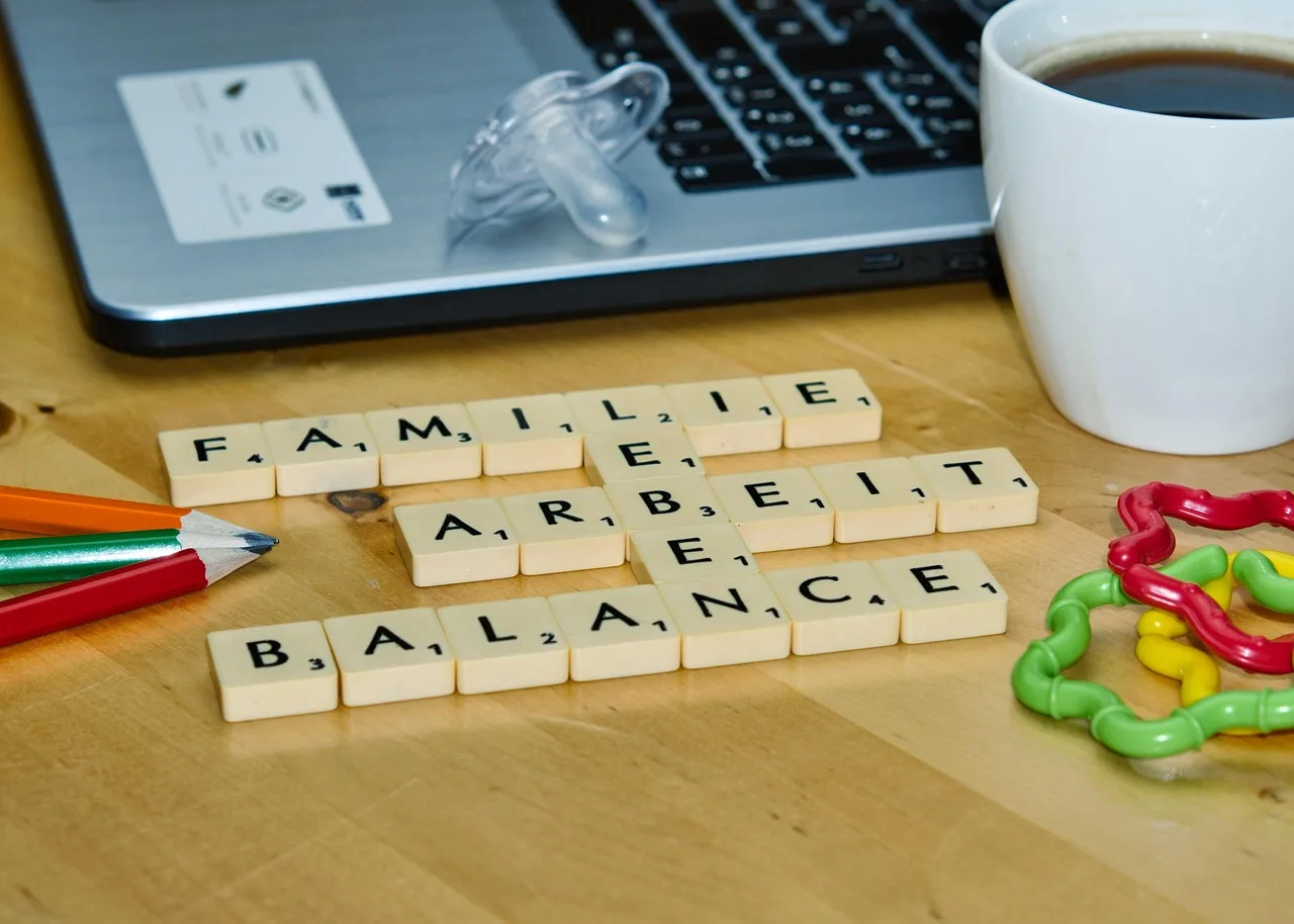 work-life balance, praca, praca i rodzina, odszkodowania, komputer, tabela, technologia, gabinet, notatnik, filiżanka kawy, internet, biznes, czytać, work-life-balance, homework, praca w domu, tabletki, online, laptop, połączenie, kawa, puchar