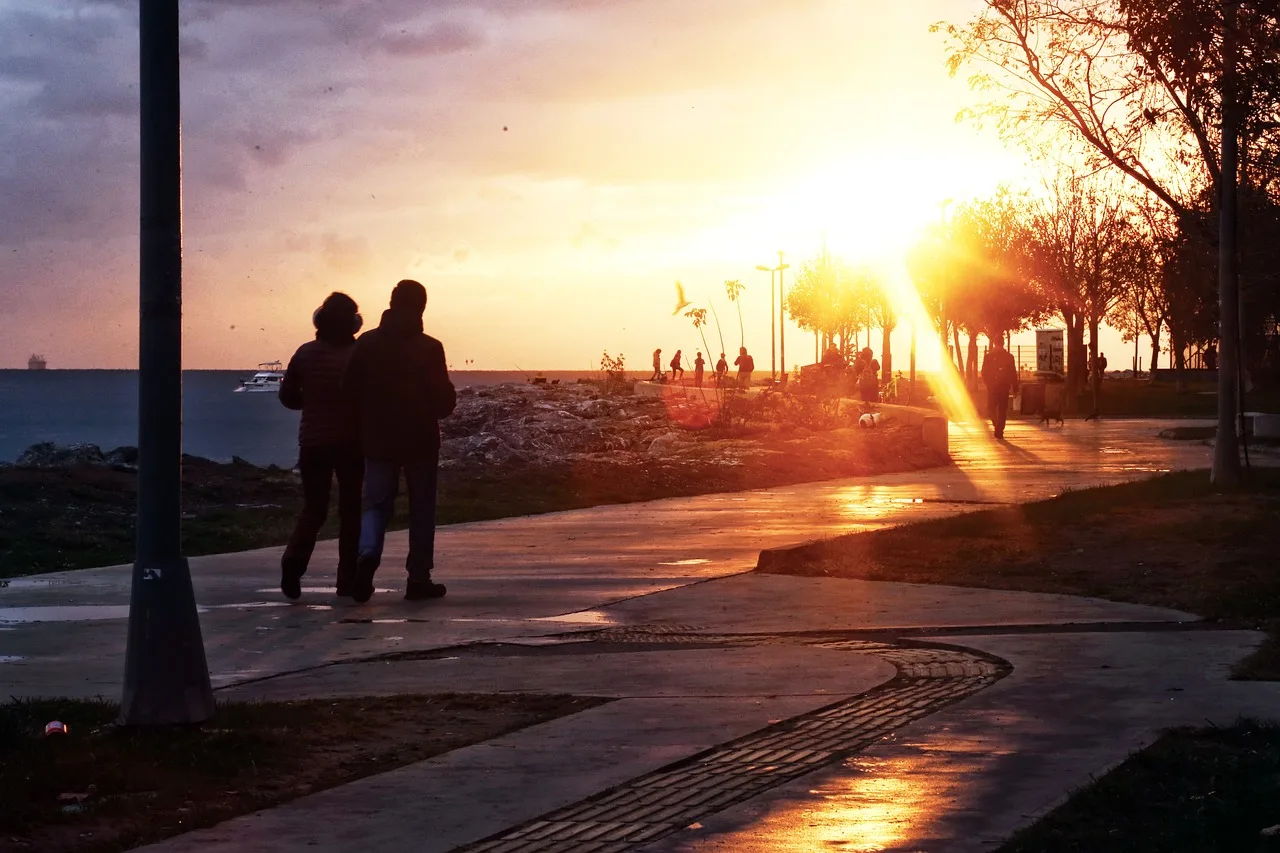 zachód słońca, couple, miłość, romans, romantic, sylwetka, słońce, niebo, para, woda, relationship, evening, krajobraz, together, in love, natura, evenings, happy, morze, chmury, abend stimmung, szczęście, cień, friendship emotions