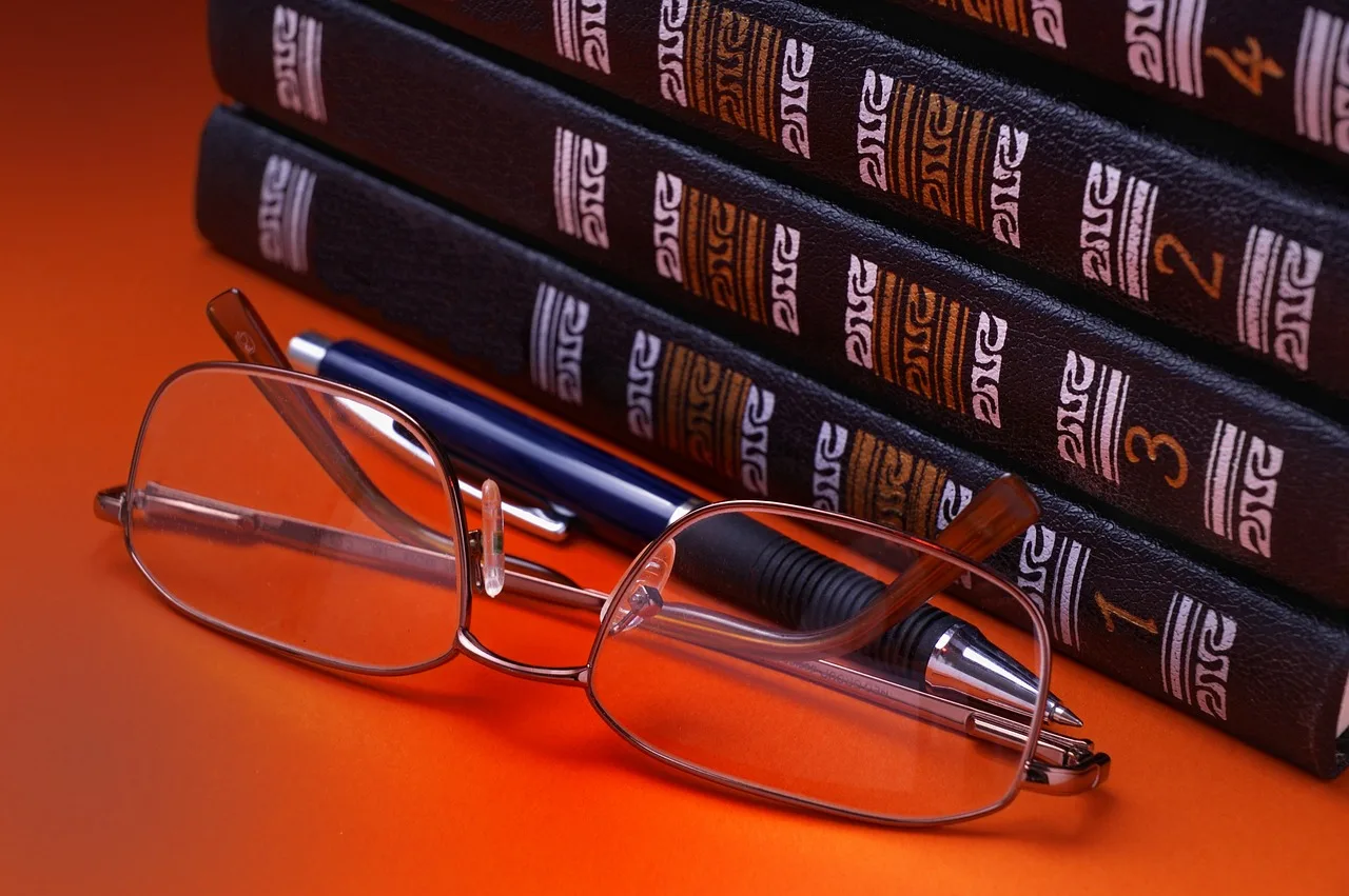 okulary, książka, papier, czytanie, expertise, gabinet, education, document, learning, page, wisdom, data, word, studying, nauka, typescript, klasyczny, stationary, glass, advice, literature, ciemny, personal, traditional