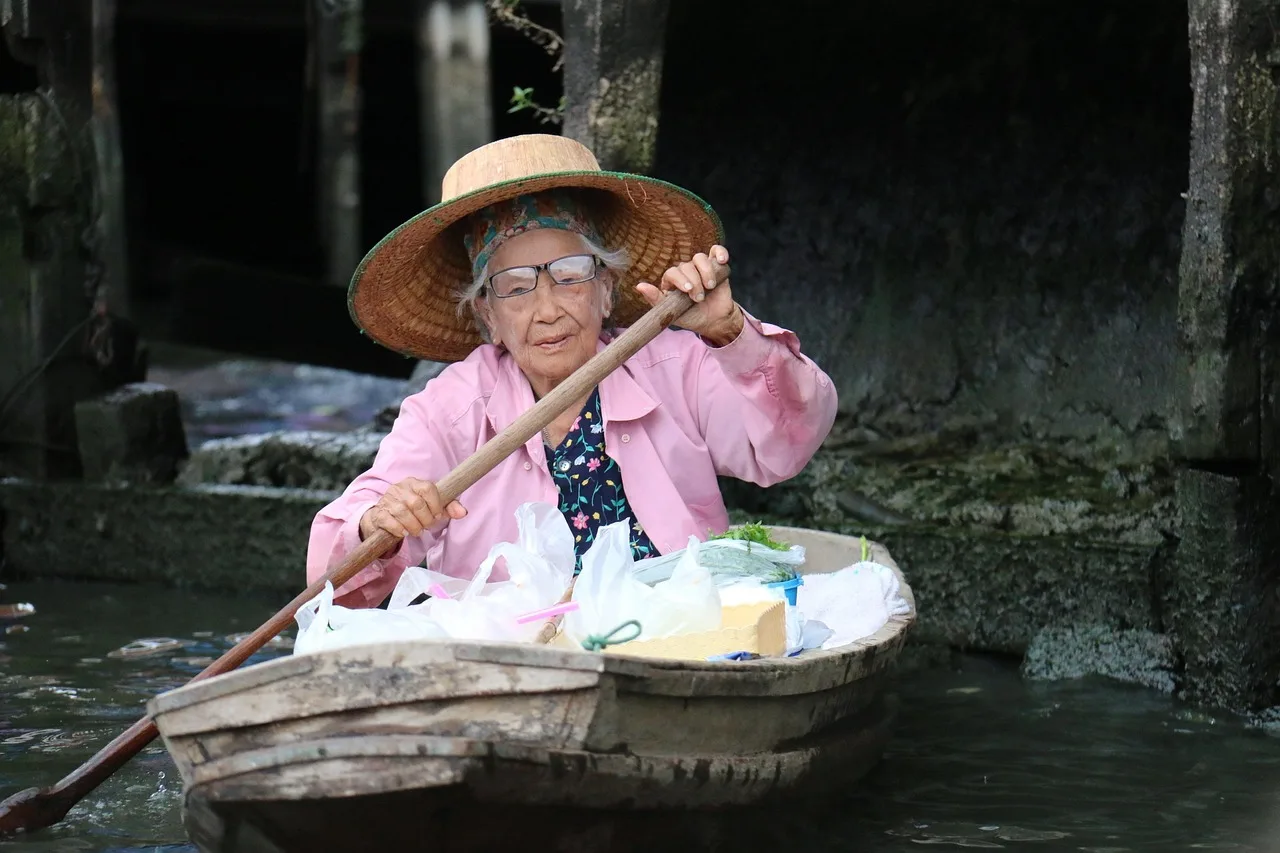 elderly woman, łódź, vessel, courage, strength, age, paddling, kanał, transport, różowy, hat, stary, rzeka, cannal, hard life, elderly woman, elderly woman, elderly woman, elderly woman, elderly woman, courage, age