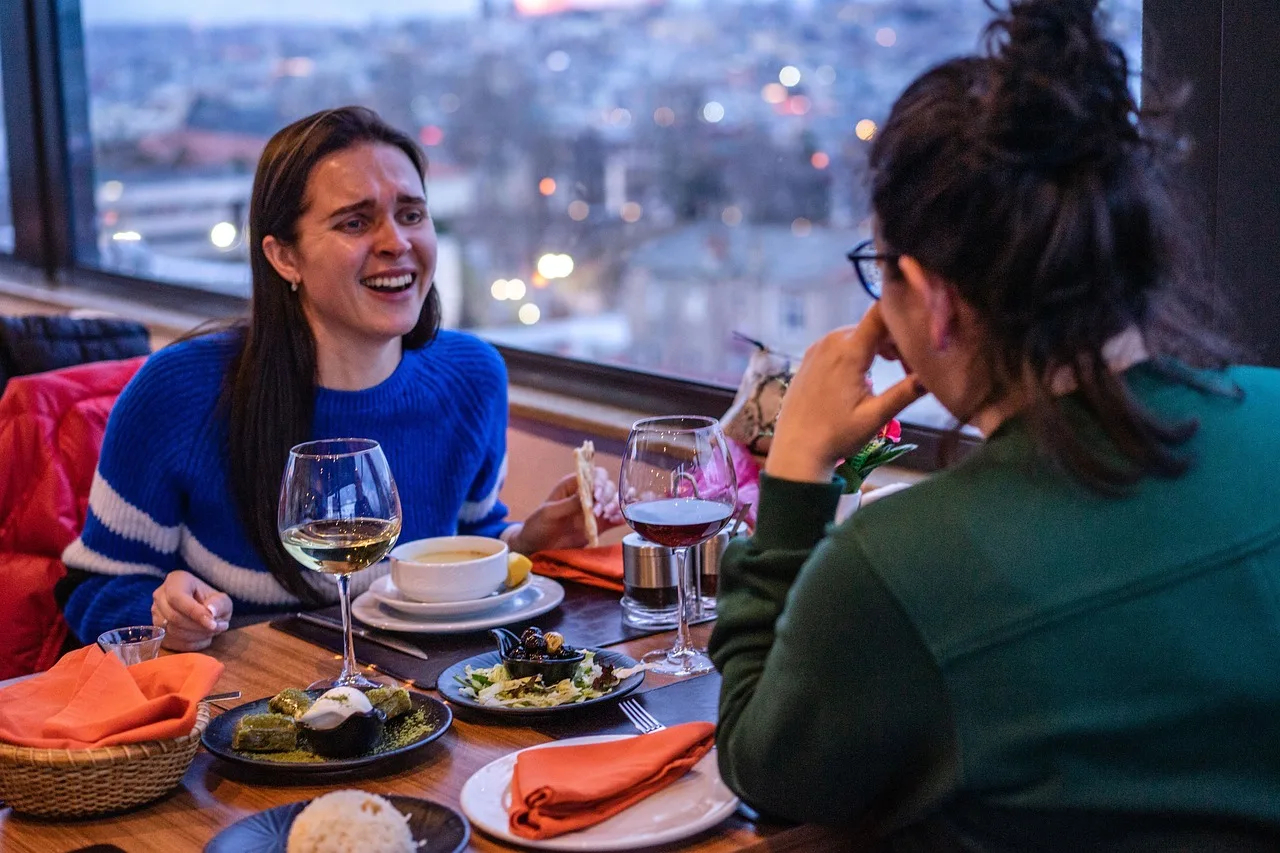 kobiety, szczęśliwy, restauracja, przyjaciele, dziewczyny, śmiać się, razem, drink, posiłek, jedzenie, klejenie, wesoły, przyjaźń, szczęście, święto, kawiarnia, gadanie