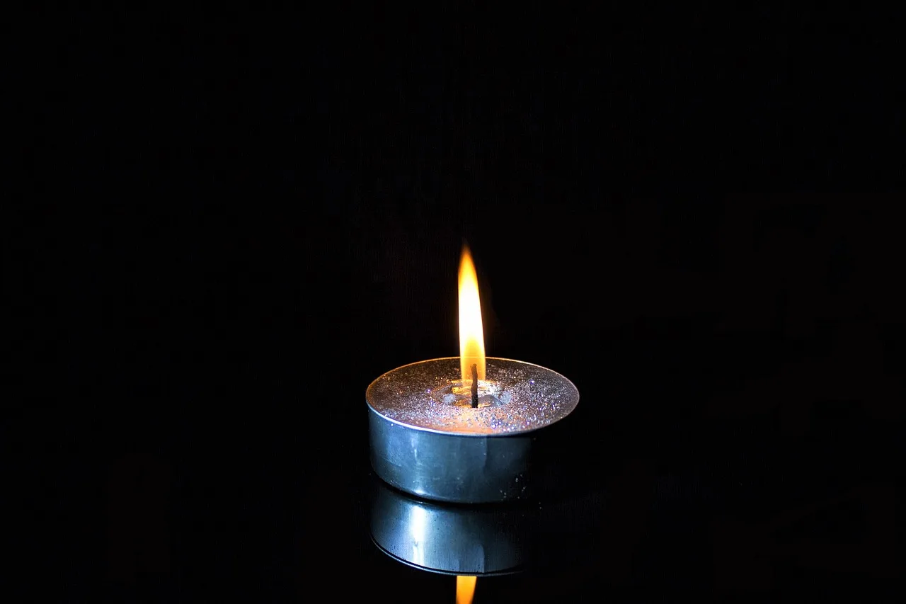 świeca, lighted candle, płomień, lekki, burn, candlelight, ogień, wosk, ozdoba, bright, palenie, modlitwa, romantyczny, grief, nastrój, atmosfera, czarne tło, to shine, case of death