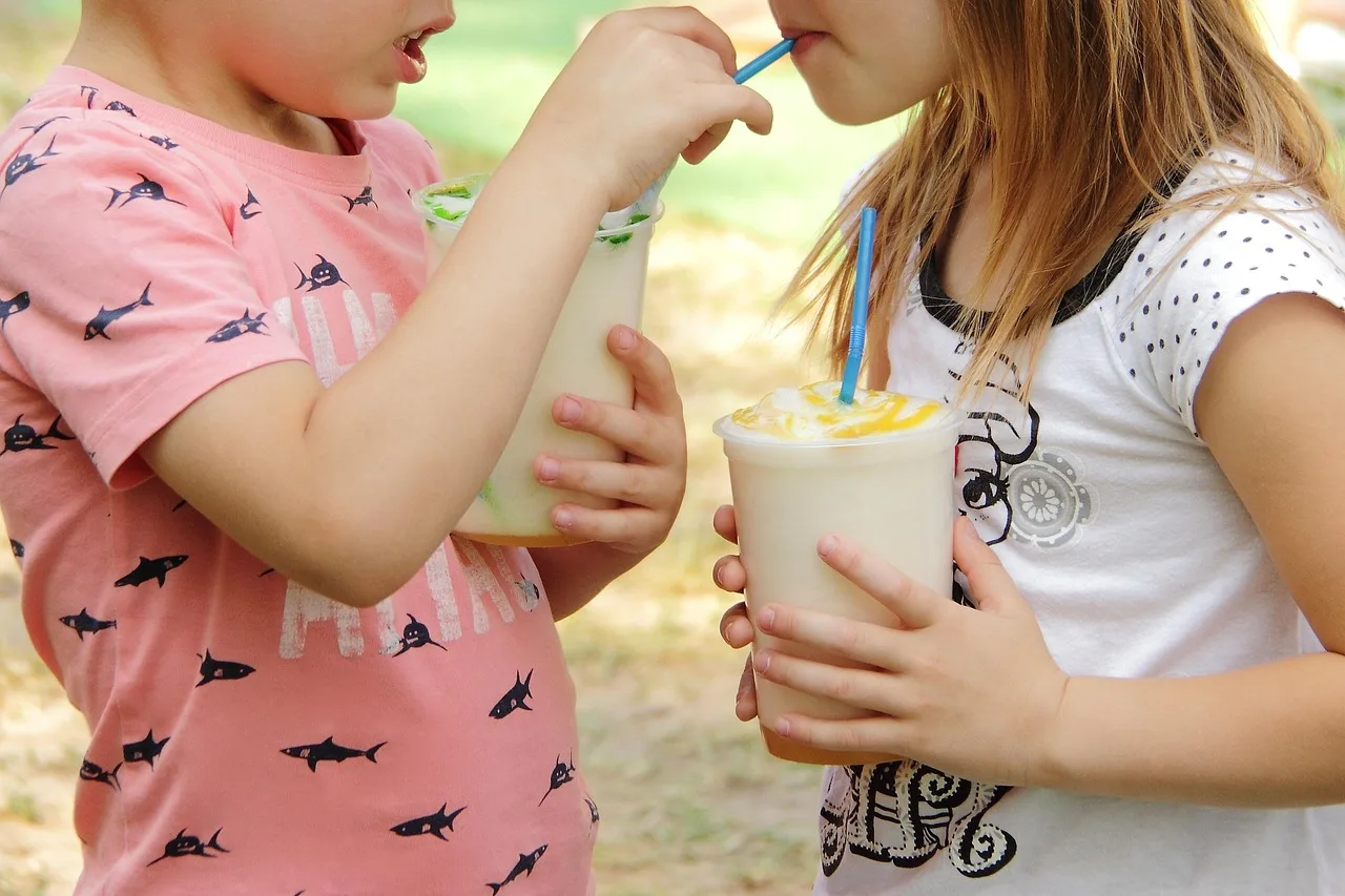 child, young, happy, kid, smiling, little, drink, miłość, two, children, childhood, friends, drinking, kids, dziewczynka, chłopiec, juice, zdrowy, świeży, cheerful, biały, health, nutrition, oxygen, cocktail, kids, kids, kids, kids, kids