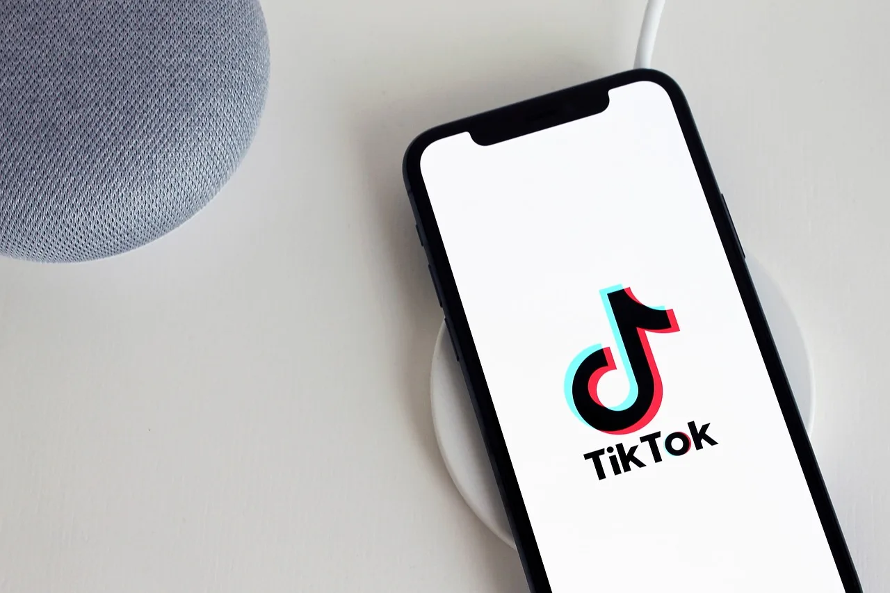 tiktok, aplikacja, iphone, telefon, social media, w iphone 11, smartfon, technologia, tiktok, tiktok, tiktok, tiktok, tiktok, social media