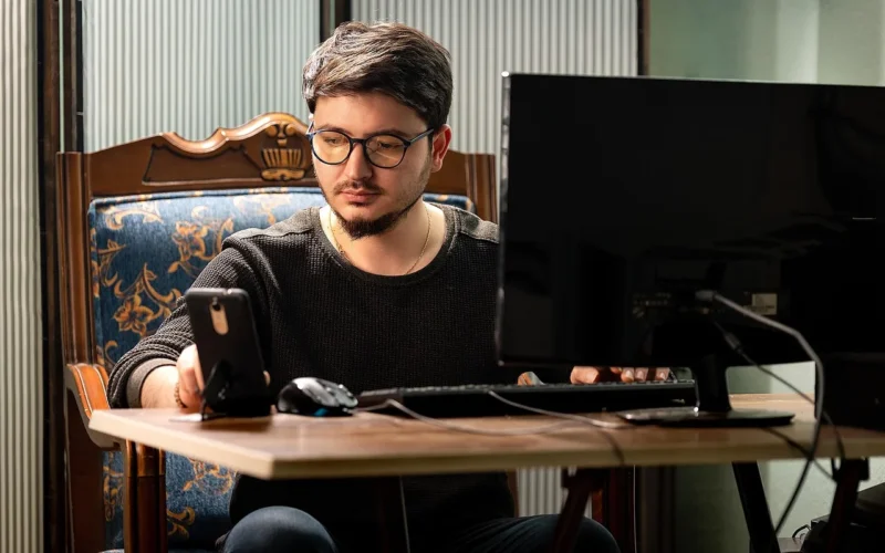 male, dostęp do internetu, wolny strzelec, urządzenie, dorosły, online, person, entrepreneur, technologia, naprzód, za pomocą, przeglądanie, człowiek, working, computer, sieć, laptop, learning, śmiać się, workplace, job, bezprzewodowy, looking, w pokoju, połączony, person, person, person, job, job, job, job, job