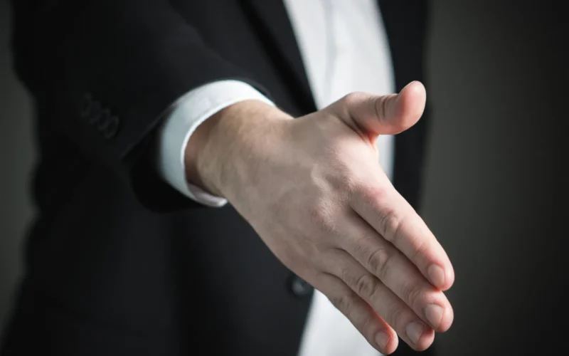 Anbieten der Hand für einen Handschlag