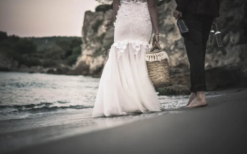ślub, krawaty, couple, narzeczony, love, people, sukienka, white, spacer, marriage, kobieta, street, chodzić, a, wyszła za mąż, miasto, dwa, young, outdoors, kurtka z futrzanym kapturem, happiness, black, family, romans, dzień, love, love, love, love, love