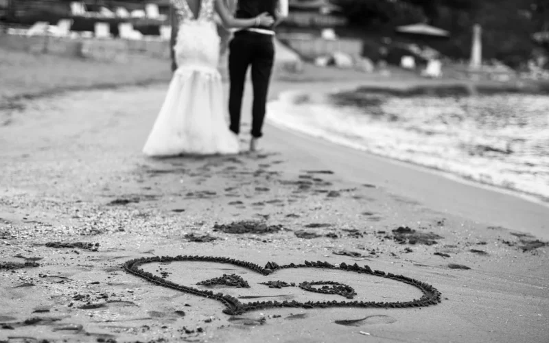 ślub, krawaty, couple, narzeczony, love, people, sukienka, white, spacer, marriage, kobieta, street, chodzić, a, wyszła za mąż, miasto, dwa, young, outdoors, kurtka z futrzanym kapturem, happiness, black, family, romans, dzień, love, love, love, love, love