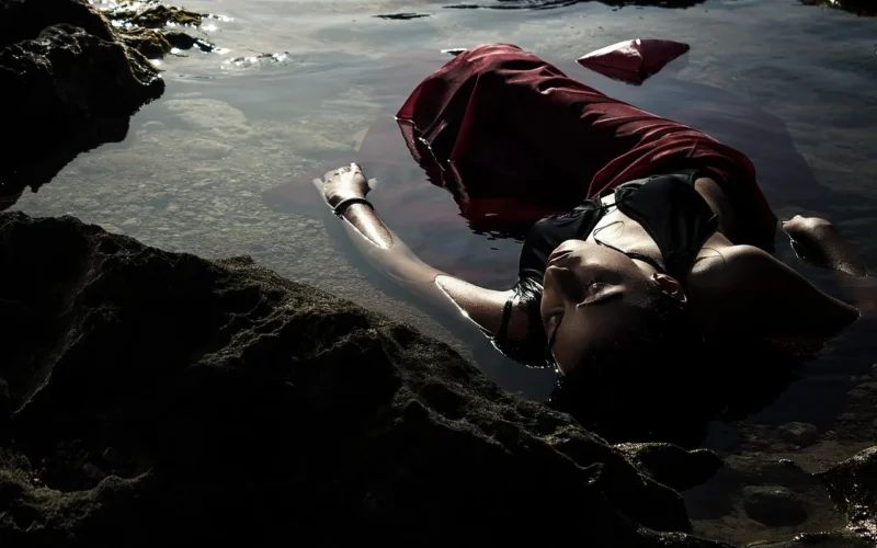 beauty, conceptual, dark, death, feelings, kłamstwo, model, photo shoot, red, natura, skały, sadness, sea, suffering, the wild rose, water, woman