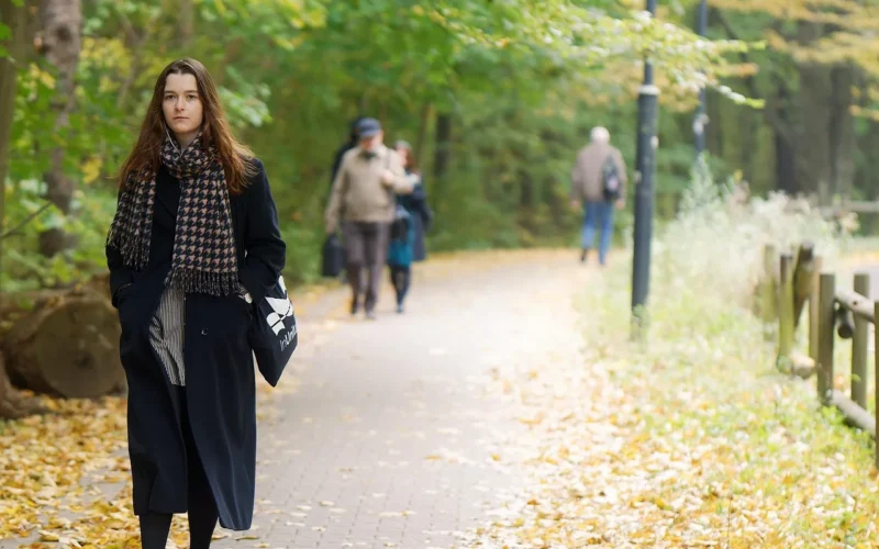kobieta, young, dziewuszka, ładny, natura, moda, black, spacer, aleja, kurtka z futrzanym kapturem, forest, autumn, trees, liście, fallen leaves, kolory, people, wakacje, człowiek