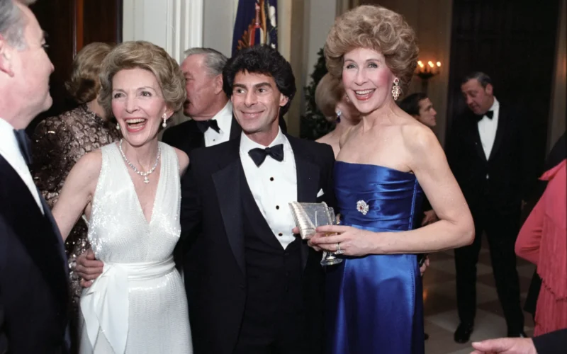 File:President'S 70Th Birthday Party Nancy Reagan with Betsy Bloomingdale and Julius Bergtsson in The Cross Hall - DPLA - 007a201581341caa8bbc161add3e98db.jpg