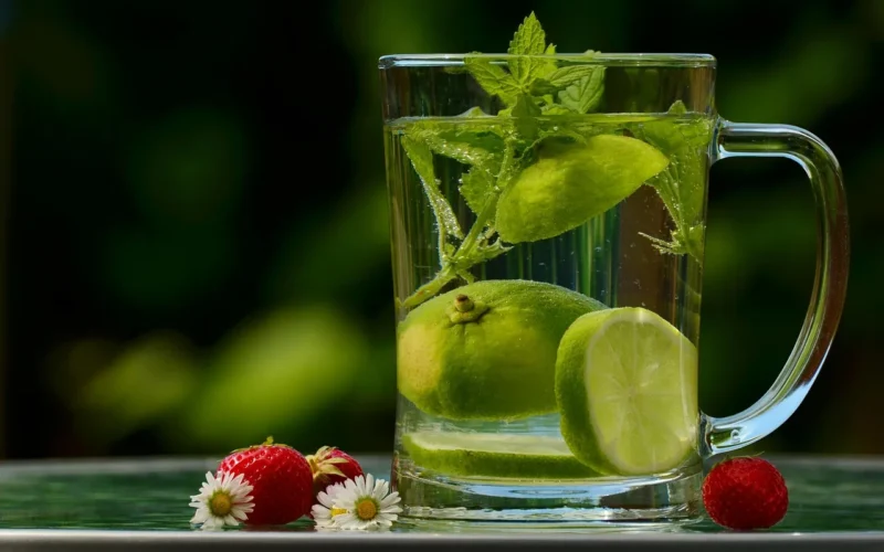 drink, limonka, woda, puchar, natura, woda limonkowa, detoks, detox woda, melisa, truskawki, owoce, szkło, napój, odświeżenie, pragnienie, dobra kondycja, organiczny, naturalny