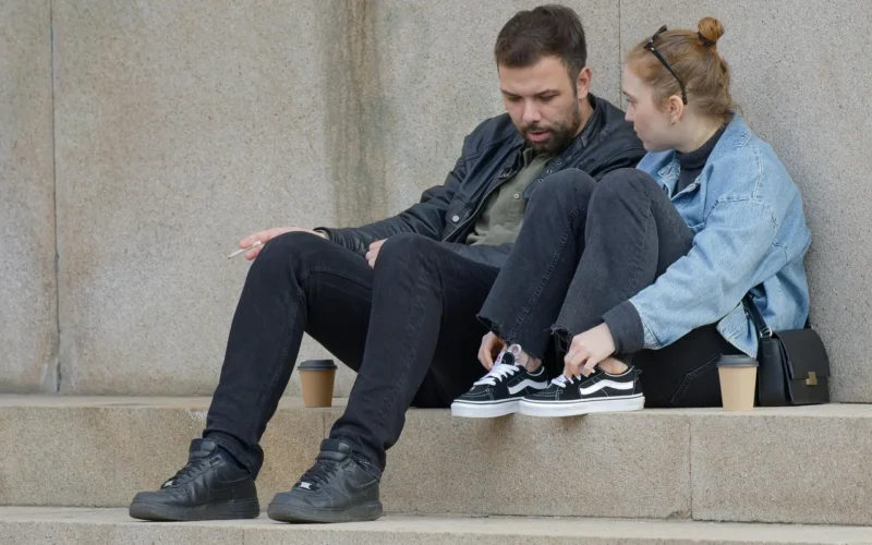 couple, young, dziewuszka, chłopiec, pokój, schody, mówiąc, kubki, drink, papieros