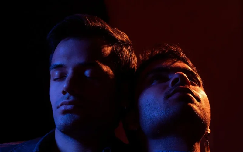społeczność lgbt, para lgbt, miłość jest miłością, słodka miłość, dorosła para, kolory w indiach, indie, abhijeet gourav, moda azjatycka, indyjski chłopiec, moda, modelowy mężczyzna, sesja zdjęciowa modelek