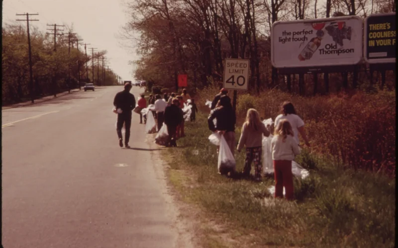 File:CLEANING UP THE ROADSIDE IN ONSET - NARA - 550060.jpg