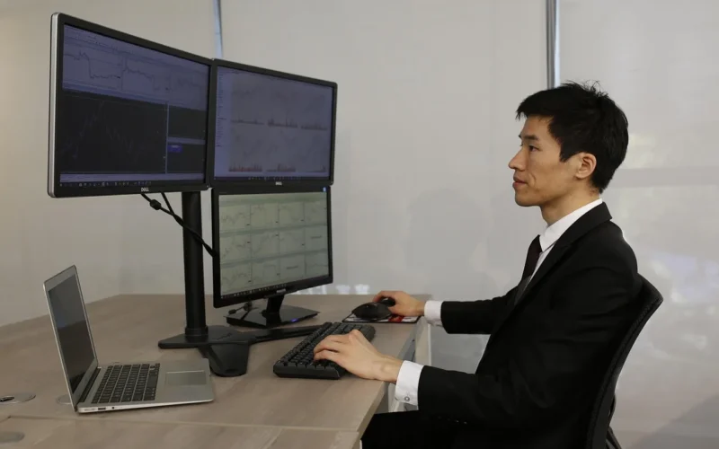komputer, gabinet, biznes, laptopa, biurko inwestora na finansowym multi-screen