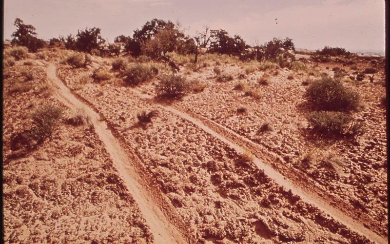 File:RUTS LEFT BY OFF-ROAD VEHICLE NEAR CHIMNEY ROCK. THE DESERT SURFACE IS FRAGILE, THESE TRACKS HASTEN EROSION - NARA - 545604.jpg