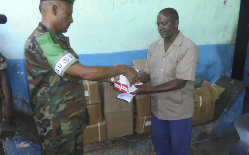 AMISOM today (Saturday 21) handed over an assortment of items including beds, mattresses, bed sheets, blankets, pillows, cupboards and medicine that could last for one year to Community Mental Health Care Center (CMHCC) in Baidoa, a mental health facility. The items were handed over by AMISOM CIMIC officer Col. Gabrehawari Fitwi and were received by the mental health care manager Adan Abdirahman Mohamed. AMISOM Photo