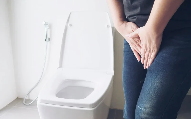 toaleta, robić siku, osoba, łazienka, pokój typu comfort, ręce, nogi, spodnie jeansowe, deska sedesowa