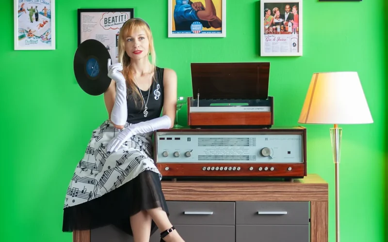 muzyka, winyl, dokumentacja, odtwarzacz płyt, 1960 rok, 60s, instrument muzyczny, stawia płytę, impreza, taniec, salon, pokój muzyczny, płyta gramofonowa, muzycy, vinyl, płyty winylowe, vinyl collection, vinyl records
