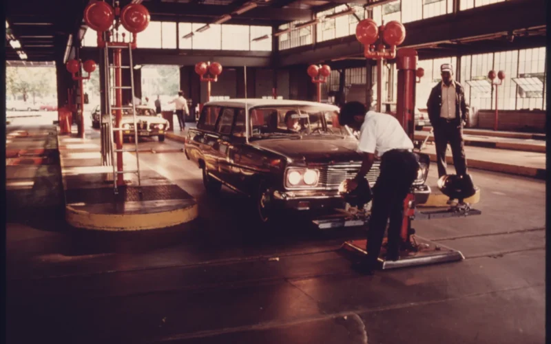 File:INTERIOR OF AN AUTO EMISSION INSPECTION STATION IN DOWNTOWN CINCINNATI, OHIO. EMPLOYEES ARE TESTING HEADLIGHT... - NARA - 557885.jpg