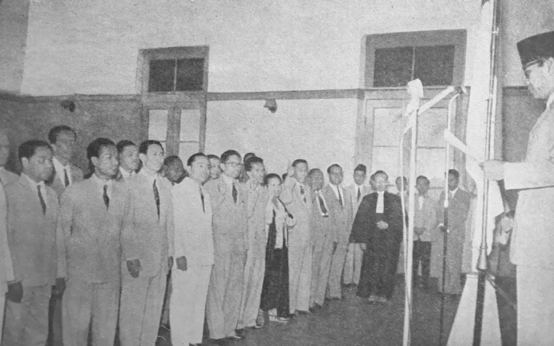 President Sukarno takes the oath of the members of the Indonesian Constitutional Assembly, 9 November 1965