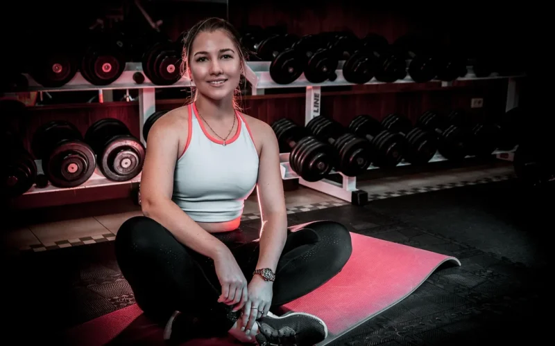 kobieta, model fitness, siłownia, zdatność, ćwiczyć, dobra kondycja, sporty, szkolenie, pasować, postawa, poza, dziewczynka, uśmiech, portret