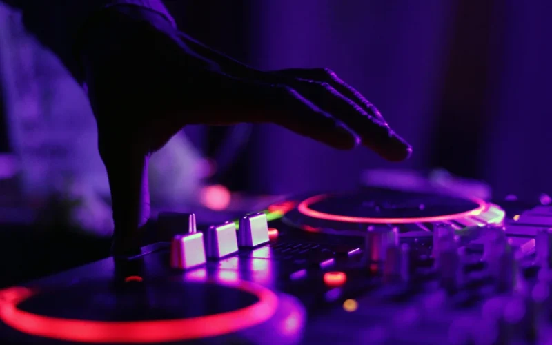 ręka, obrotnica, dj, neony, dj gramofon, muzyka, zagłuszanie, edm, mikser, uroczystość, wydarzenie, muzyka, muzyka, muzyka, muzyka, muzyka