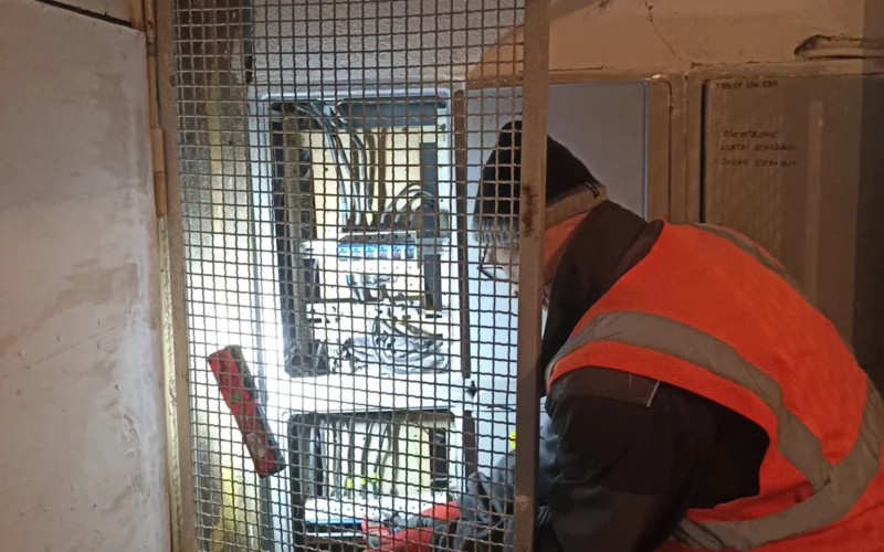 Elektryk przy pracy w Poznaniu.