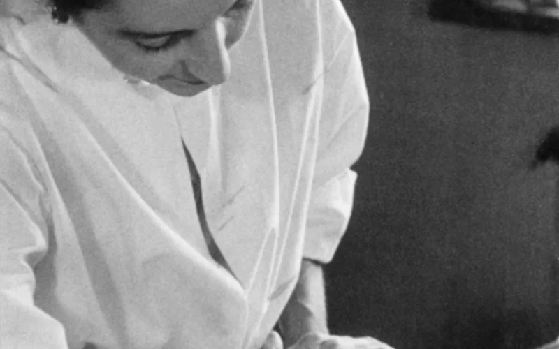 Elisabeth Sigmund 1957 in ihrem Stockholmer Kosmetikstudio