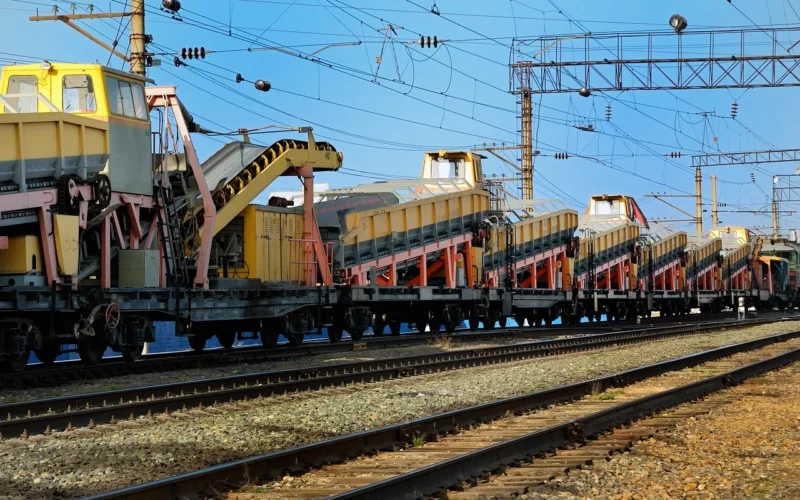 repairing, railroad track, train, equipment, budowa, crane, engine, stationary, large, engineering, railroad car, mieszkanie, lokomotywa, business, travel locations, business concepts, transportation, żółty, motion, railway