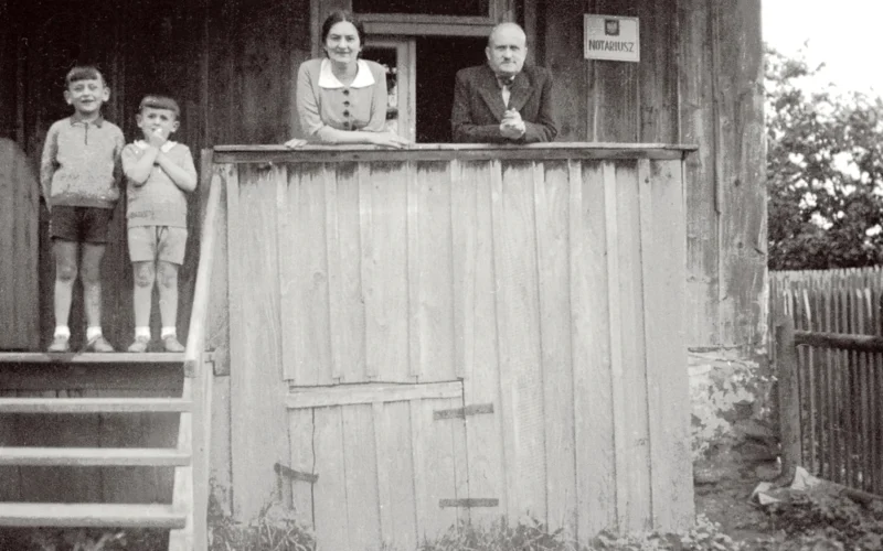 Lutowiska – a notary public Dr. Leon Mietelski (on the right) with his family (wife Irena and sons Marek and Jan) against the background of the entrance to the notary's office (2nd half of 1938) in the house also housing their apartment (August 1938).