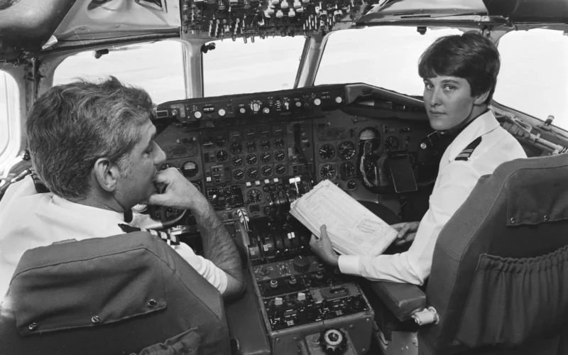 Collectie / Archief : Fotocollectie Anefo Reportage / Serie : [ onbekend ] Beschrijving : Eerste vrouwelijke verkeersvlieger bij KLM, mejuffrouw Verkaik in de cockpit Datum : 15 augustus 1978 Trefwoorden : cockpits, verkeersvliegers Instellingsnaam : KLM Fotograaf : Peters, Hans / Anefo Auteursrechthebbende : Nationaal Archief Materiaalsoort : Negatief (zwart/wit) Nummer archiefinventaris : bekijk toegang 2.24.01.05 Bestanddeelnummer : 929-8579
