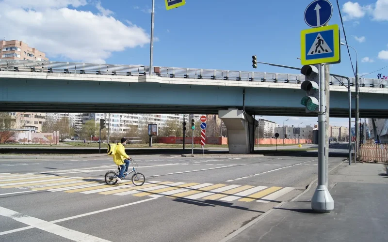 самоизоляция, kwarantanna, koronawirusy, kurier, miasto, przejście dla pieszych, sygnalizacja świetlna, na rowerze, człowiek, usługa, dostawa, self-isolation, quarantine, coronavirus, courier, crosswalk, traffic light, jazda rowerem, facet, service, delivery