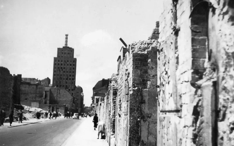 Ruins of Świętokrzyska street, looking from Nowy Świat Street, during German occupation. In the back "the skyscraper" - Prudential at Napoleon Square.