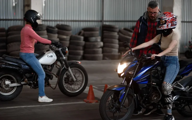 dziewczynka, motorcycle, rower, motobike, teacher, instructor, nauka, helmet, training, facet, mentor, protection, training ground, briefing, cones, headlight, badzhaj, talks, conversation, motorcycle, teacher, teacher, teacher, teacher, teacher, mentor